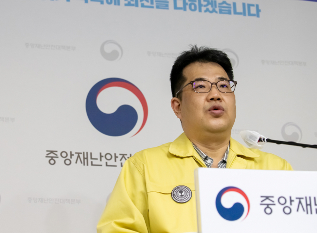 손영래 중앙사고수습본부 사회전략반장이 11일 정부세종청사에서 코로나19 대응 비대면 정례브리핑을 하고 있다. 연합뉴스