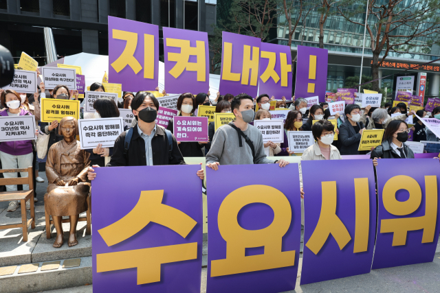 20일 오후 서울 종로구 옛 일본대사관터 인근 평화의 소녀상 앞에서 수요시위 정상화를 촉구하는 기자회견이 열리고 있다. 정의기억연대에 따르면 수요시위 정상화를 위해서 1천519명의 시민과 244개 국내외 단체가 연대했다. 연합뉴스