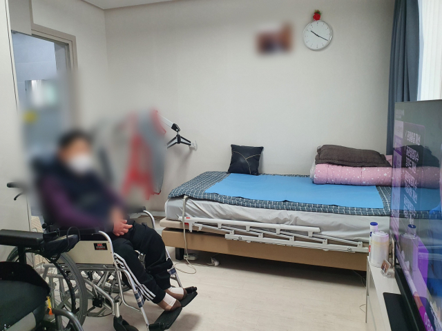 남구 무장애 주택에 거주 중인 신모(62) 씨가 방에서 텔레비전을 보고 있다. 배주현 기자