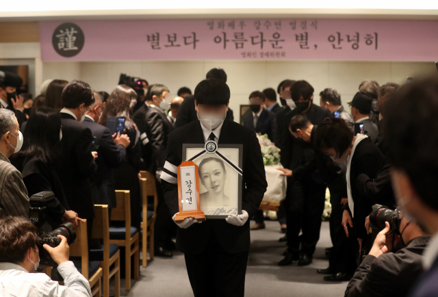 11일 서울 강남구 삼성서울병원 장례식장에서 배우 고 강수연 영결식이 엄수되고 있다. 연합뉴스