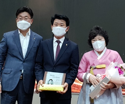 박현수 성주 수륜농협장이 제24회 경북농협 으뜸 조합장상을 수상했다. 수륜농협 제공