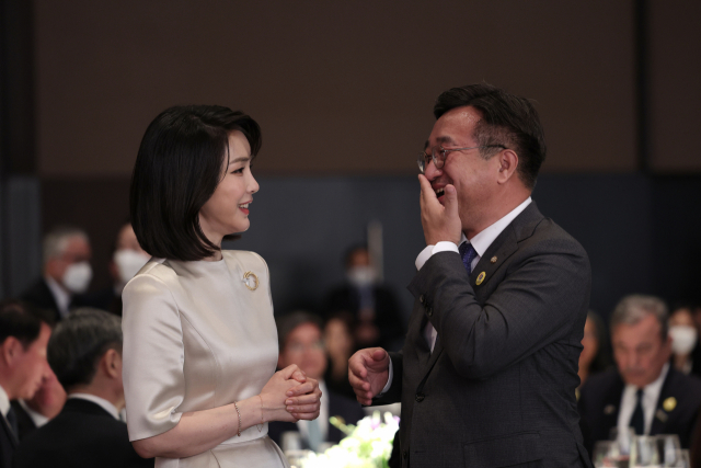 윤석열 대통령 부인 김건희 여사가 10일 오후 서울 중구 신라호텔에서 열린 외빈 초청만찬에서 더불어민주당 윤호중 비상대책위원장과 환담하고 있다. 연합뉴스