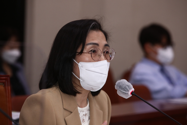 김현숙 여성가족부 장관 후보자가 11일 오후 국회에서 열린 인사청문회에서 의원질의에 답하고 있다. 연합뉴스