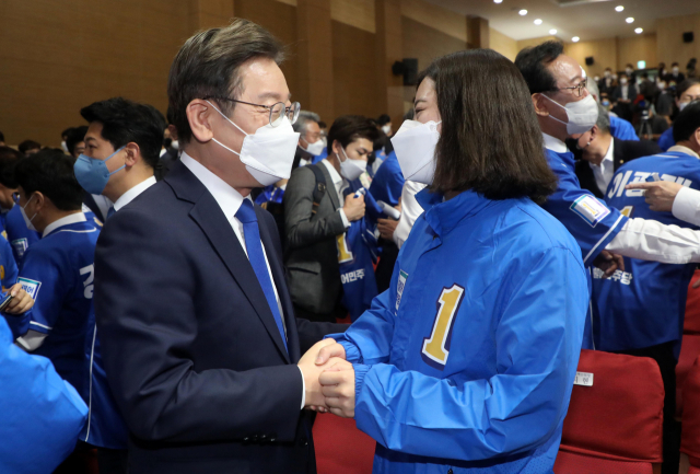 더불어민주당 이재명 상임고문과 박지현 공동비대위원장이 11일 국회 의원회관에서 열린 전국동시지방선거 및 재·보궐선거 더불어민주당 통합선거대책위원회 출범식 및 공천장 수여식에서 인사를 나누고 있다. 연합뉴스