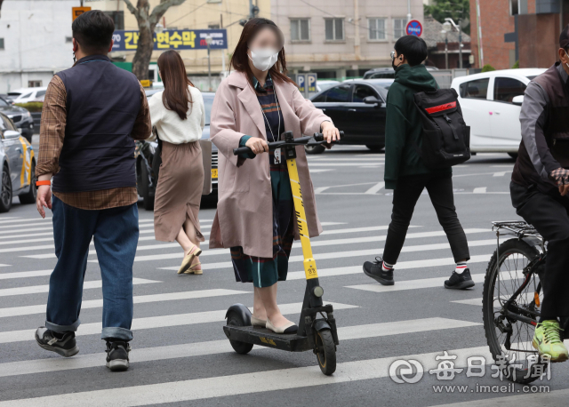 11일 오후 대구 중구 동성로에서 한 시민이 안전모 없이 전동킥보드를 탄 채 횡단보도를 달리고 있다. 정운철 기자 woon@imaeil.com
