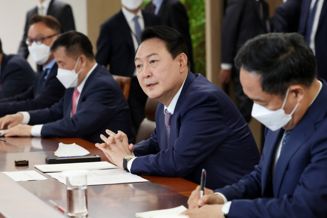 윤석열 대통령이 11일 오전 용산 대통령실 청사에서 열린 수석비서관회의에서 발언을 하고 있다. 연합뉴스.
