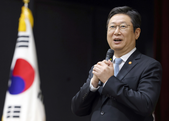 황희 문화체육관광부 장관이 9일 정부세종청사 15동 대강당에서 열린 이임식에서 이임사를 하고 있다. 연합뉴스