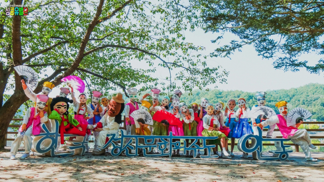 안동시와 한국정신문화재단은 3년만에 열리는 안동국제탈춤페스티벌 홍보를 위해 안동지역 곳곳에서 축제의 마스코트인 