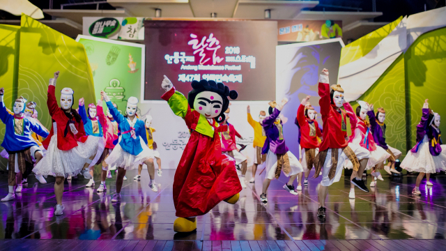 안동시와 한국정신문화재단은 3년만에 열리는 안동국제탈춤페스티벌 홍보를 위해 안동지역 곳곳에서 축제의 마스코트인