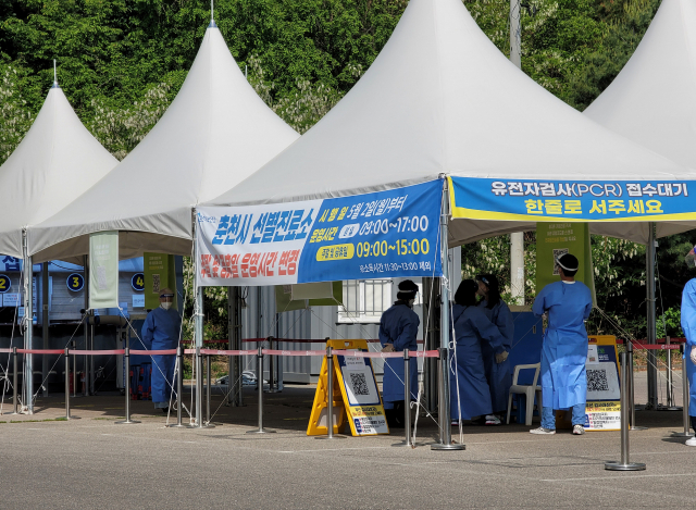 12일 오전 강원 춘천종합체육회관 주차장에 마련된 신종 코로나바이러스 감염증(코로나19) 선별검사소가 한산한 모습을 보이고 있다. 연합뉴스