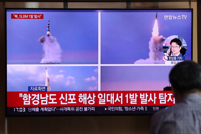 북한이 윤석열 대통령 당선인의 취임 사흘을 앞두고 잠수함발사탄도미사일(SLBM) 추정 1발을 발사한 7일 오후 서울역 대합실의 텔레비전에서 관련 뉴스가 나오고 있다. 연합뉴스