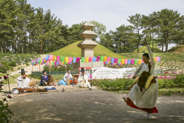 지난해 경주시 서악동 삼층석탑 앞 작약꽂밭에서 열린 