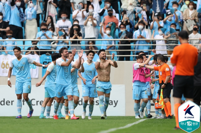 지난 8일 DGB대구은행파크에서 열린 프로축구 하나원큐 K리그1 2022 11라운드 대구FC와 수원 삼성의 경기에서 대구 세징야의 득점에 선수들이 기뻐하고 있다. 연합뉴스