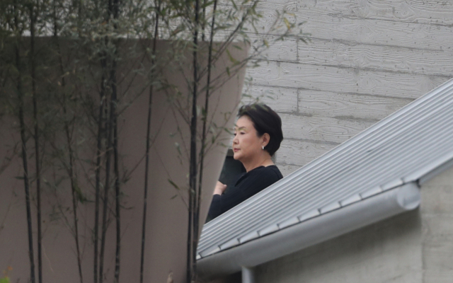 문재인 전 대통령 부인인 김정숙 여사가 12일 경남 양산시 하북면 평산마을 사저에서 이동하고 있다. 연합뉴스