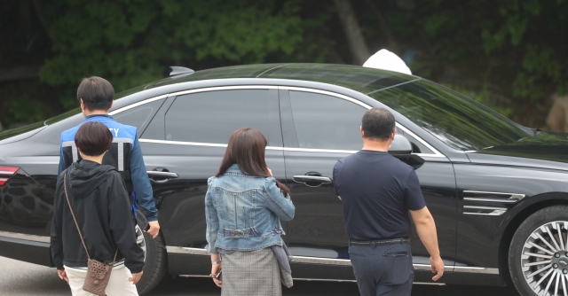 문재인 전 대통령 내외가 탑승한 승용차가 12일 오후 경남 양산시 통도사에서 이동하고 있다. 연합뉴스