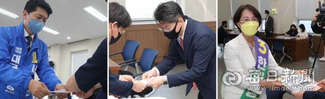 오는 6월 1일 치러지는 제8회 전국동시지방선거 후보자 등록 첫날인 12일 대구선거관리위원회에서 대구시장에 출마한 더불어민주당 서재헌 후보(왼쪽부터), 국민의힘 홍준표 후보 대리인, 정의당 한민정 후보가 등록을 하고 있다. 안성완 기자 asw0727@imaeil.com
