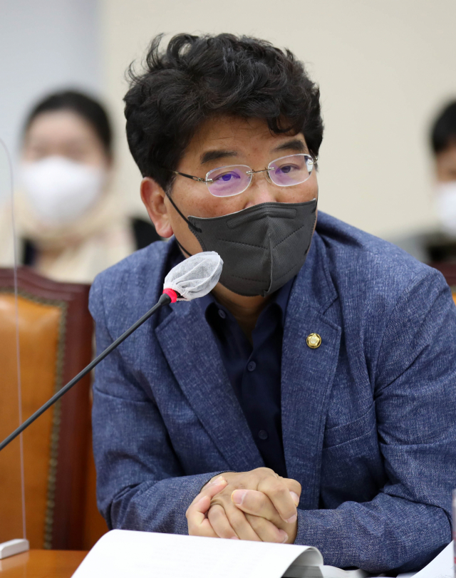 더불어민주당 박완주 의원이 22일 오전 국회에서 열린 행정안전위원회 전체회의에서 발언하고 있다. 연합뉴스