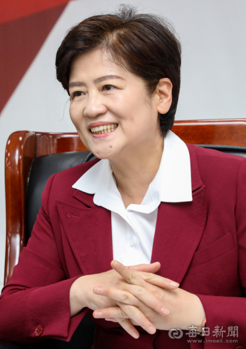 대구시교육감 재선에 도전한 강은희 현 교육감이 17일 오후 대구 중구 삼덕동에 마련된 선거 사무소에서 매일신문과 인터뷰를 하고 있다. 안성완 기자 asw0727@imaeil.com