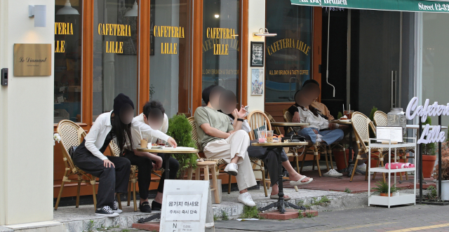 12일 오후 대구 중구 동성로를 찾은 시민들이 카페 야외테라스에 앉아 커피를 마시고 있다. 김영진 기자 kyjmaeil@imaeil.com