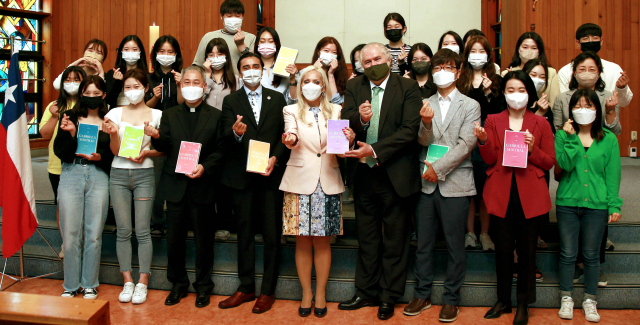 12일 대구가톨릭대가 마련한 한-칠레 수교 60주년 행사에서 주한 칠레대사관과 대구가톨릭대 관계자, 학생들이 기념촬영을 하고 있다. 앞줄 오른쪽 네 번째가 구스타보 곤살레스 주한 칠레 대리대사. 대구가톨릭대 제공