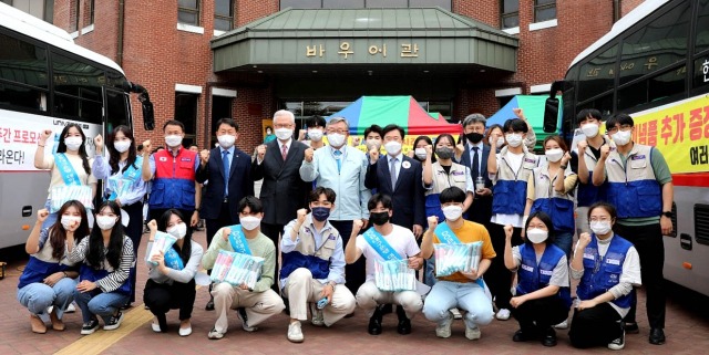 계명대학교 바우어관 앞에서 진행되고 있는 사랑의 헌혈행사에서 계명대 신일희총장과 DGB대구은행 임성훈 행장, 대구적십자사 송준기 회장, 대구경북혈액원 이건문 원장이 참여학생들과 기념촬영을 하고 있다.