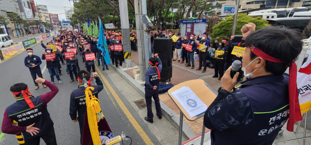 경북 북부지역 레미콘운송노조원들이 13일 안동시청 앞에서 운송료 현실화를 요구하는 집회를 가졌다. 엄재진 기자