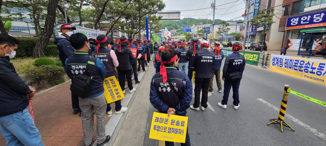 경북 북부지역 레미콘운송노조원들이 13일 안동시청 앞에서 운송료 현실화를 요구하는 집회를 가졌다. 엄재진 기자