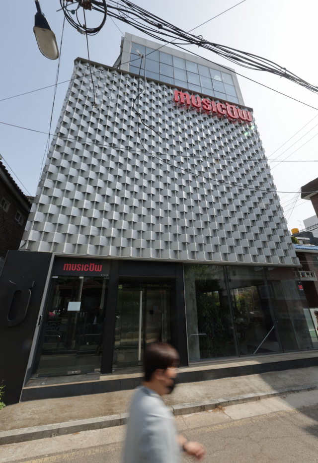 금융당국이 최근 음악 저작권 조각투자 플랫폼인 뮤직카우의 상품을 증권으로 규정한 데 이어 조각투자 가이드라인을 내놨다. 자산 소유권이 아닌 자산 수익에 대한 청구권은 증권에 해당할 가능성이 높으므로 증권 규제에 맞춰 사업 모델을 개편하거나 혁신 금융서비스를 신청한 뒤 합법적으로 영업해야 한다는 취지를 담고 있다. 서울 뮤직카우 본사 모습. 연합뉴스