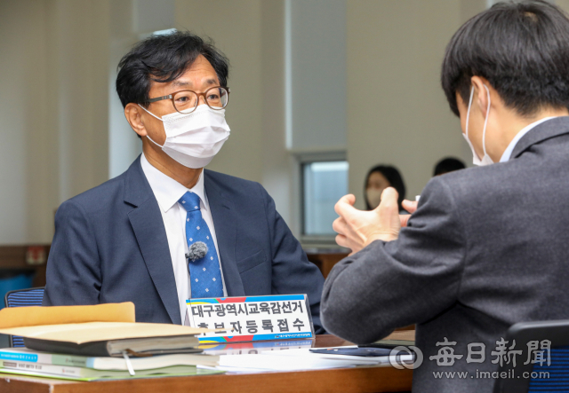 제8회 전국동시지방선거 후보자 등록 마지막날인 지난 13일 오전 대구선거관리위원회에서 대구시교육감 선거 출마 선언을 한 엄창옥 경북대 교수가 후보자 등록을 하고 있다. 안성완 기자 asw0727@imaeil.com