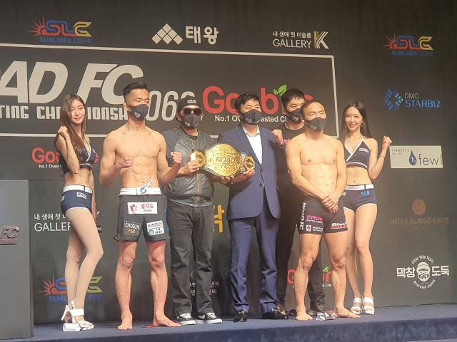 13일 대구 인터불고 엑스코 호텔 그랜드 볼룸B 로드몰 ROAD FC 060 계체량 행사에서 페더급 챔피언 박해진과 도전자 김수철이 계체량을 통과하고 포즈를 취하고 있다. 메인 이벤트 경기는 14일 대구체육관에서 열린다. 김우정 기자