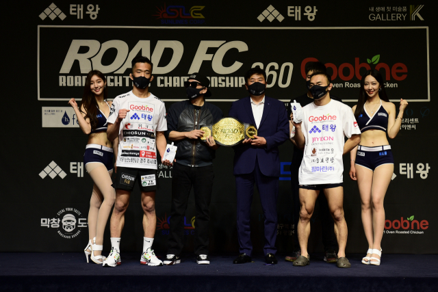 13일 대구 인터불고 엑스코 호텔 그랜드 볼룸B 로드몰 ROAD FC 060 계체량 행사에서 페더급 챔피언 박해진과 도전자 김수철이 계체량을 통과하고 포즈를 취하고 있다. 메인 이벤트 경기는 14일 대구체육관에서 열린다. 로드FC 제공