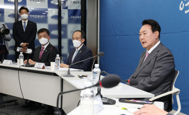 윤석열 대통령이 13일 오전 서울 중구 명동 국제금융센터에서 열린 거시금융상황 점검회의에서 인사말을 하고 있다. 연합뉴스