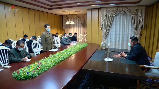 김정은 북한 국무위원장이 지난 12일 신종코로나바이러스 감염증 확산 대응책을 마련하기 위해 마스크를 착용한 채 국가비상방역사령부를 전격 방문했다. 조선중앙TV가 13일 공개한 방문 영상을 보면 김 위원장은 회의 발언 중에만 잠시 마스크를 착용하지 않았을 뿐 건물을 오가거나 컴퓨터가 비치된 사무실에서 실무자들과 대화하는 내내 마스크를 착용했다. 김 위원장은 앞서 같은날 새벽 2시께 열린 정치국 회의에서도 발언할 때 외에는 마스크를 착용했는데, 마스크 착용 모습이 공개된 것은 처음이다. [조선중앙TV 화면] [국내에서만 사용가능. 재배포 금지. For Use Only in the Republic of Korea. No Redistribution] 연합뉴스