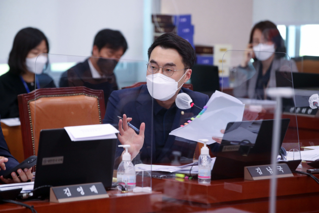 더불어민주당 김남국 의원이 9일 오후 국회에서 열린 한동훈 법무부 장관 후보자 인사청문회에서 질의하고 있다. 연합뉴스