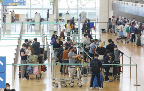 13일 오후 인천국제공항 제1 여객터미널 출국장이 탑승객들로 붐비고 있다. 연합뉴스