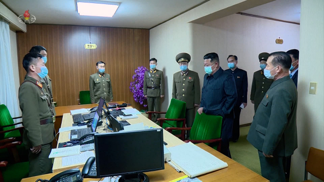김정은 북한 국무위원장이 지난 12일 국가비상방역사령부를 방문해 코로나19 방역실태를 점검하고 전국적인 전파상황을 요해했다고 조선중앙TV가 13일 보도했다. [국내에서만 사용가능. 재배포 금지. For Use Only in the Republic of Korea. No Redistribution] 연합뉴스
