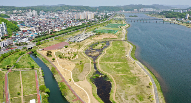 안동시는 태화동 어가골 입구 낙동강변에 사시사철 꽃과 초목, 억새 등을 감상할 수 있는 