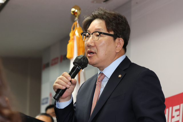 국민의힘 권성동 원내대표가 14일 서울 중구 한국프레스센터에서 열린 오세훈 서울시장 후보 선거사무소 개소식에서 축사하고 있다. 연합뉴스