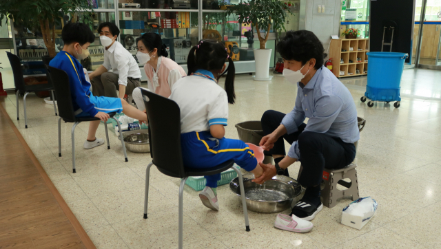 지난 13일 대구 영신초등학교에선 스승의 날 맞이해 담임교사들이 제자(1·2·3학년 학생)들의 발을 씻겨주는 세족식이 열렸다. 교사들은 학생들에게 덕담으로 사랑의 마음을 전하고, 학생들은 교사에 대한 존경을 가슴에 담고 자신의 소중함과 가치를 인식하는 시간을 가졌다. 대구시교육청 제공