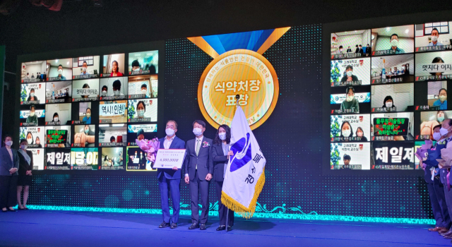 최우수기관에 선정된 경상북도의 이상현(맨 왼쪽) 식품의약과장이 김강립(가운데) 식품의약품안전처장과 기념촬영을 하고 있다. 경북도 제공