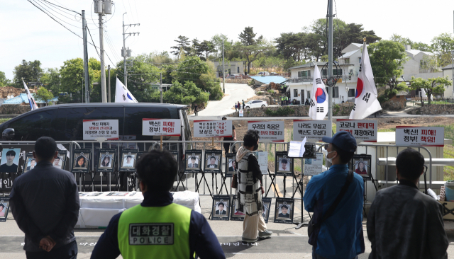 15일 오전 경남 양산시 하북면 평산마을 문재인 전 대통령 내외 사저 일대에 코로나19 백신 피해자 모임 집회가 열리고 있다. 연합뉴스