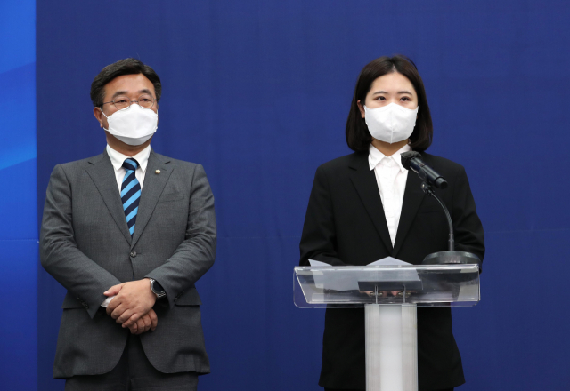 더불어민주당 박지현·윤호중 공동비상대책위원장이 12일 오후 서울 여의도 국회에서 성비위 사건으로 제명된 박완주 의원과 관련해 민주당의 입장을 밝히고 공식 사과하고 있다. 연합뉴스