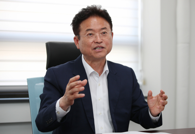 이철우 국민의힘 경상북도지사 후보가 15일 오후 대구 중구 매일신문사 회의실에서 인터뷰를 하고 있다. 김영진 기자 kyjmaeil@imaeil.com