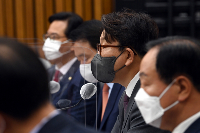 권성동 국민의힘 원내대표가 12일 국회에서 열린 원내대책회의에서 모두발언하고 있다. 연합뉴스