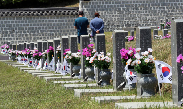 제42주년 5·18 민주화운동 기념일을 사흘 앞둔 주말인 15일 오전 광주 북구 국립 5·18민주묘지에 추모객들의 발길이 이어지고 있다. 연합뉴스