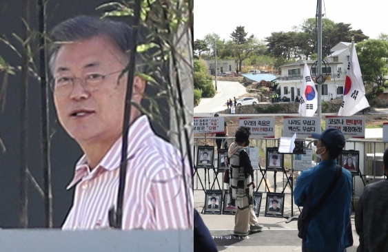 (왼쪽)문재인 전 대통령이 귀향 이튿날인 11일 오전 경남 양산시 하북면 평산마을 사저에서 관계자와 대화하고 있다. (오른쪽)15일 오전 경남 양산시 하북면 평산마을 문재인 전 대통령 내외 사저 일대에 코로나19 백신 피해자 모임 집회가 열리고 있다. 연합뉴스