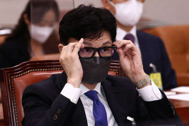 한동훈 법무부 장관 후보자가 9일 오전 국회에서 열린 인사청문회에서 안경을 고쳐 쓰고 있다. 연합뉴스