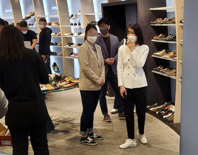 김건희 여사가 14일 서울 서초구 반포 한 백화점에서 윤석열 대통령의 신발 구매에 함께 하고 있다. 윤 대통령은 취임 후 첫 주말인 이날 서울 종로구 광장시장을 방문한 뒤 자택 인근 백화점을 찾아 구두 한켤레를 구매했다 . 연합뉴스