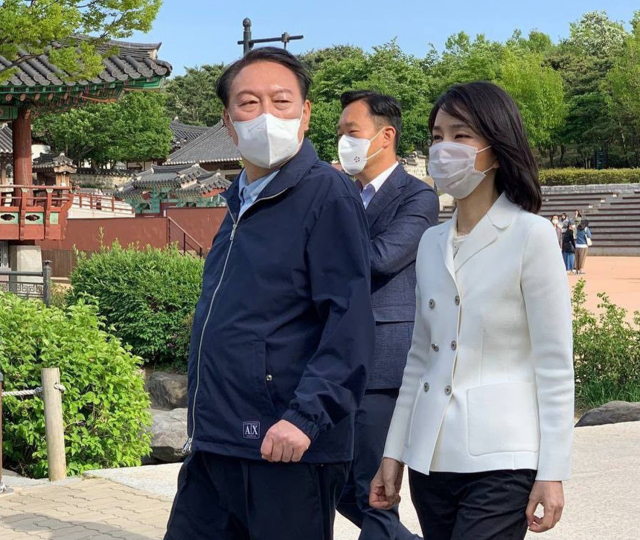 윤석열 대통령과 김건희 여사가 취임 후 첫 주말인 지난 14일 서울 중구 퇴계로 남산골한옥마을을 방문, 주변을 산책하고 있다. 연합뉴스