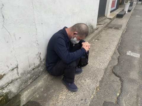 병원에서 치료를 받고 온 김동년(55) 씨가 길거리에 주저앉아있다. 김세연 기자